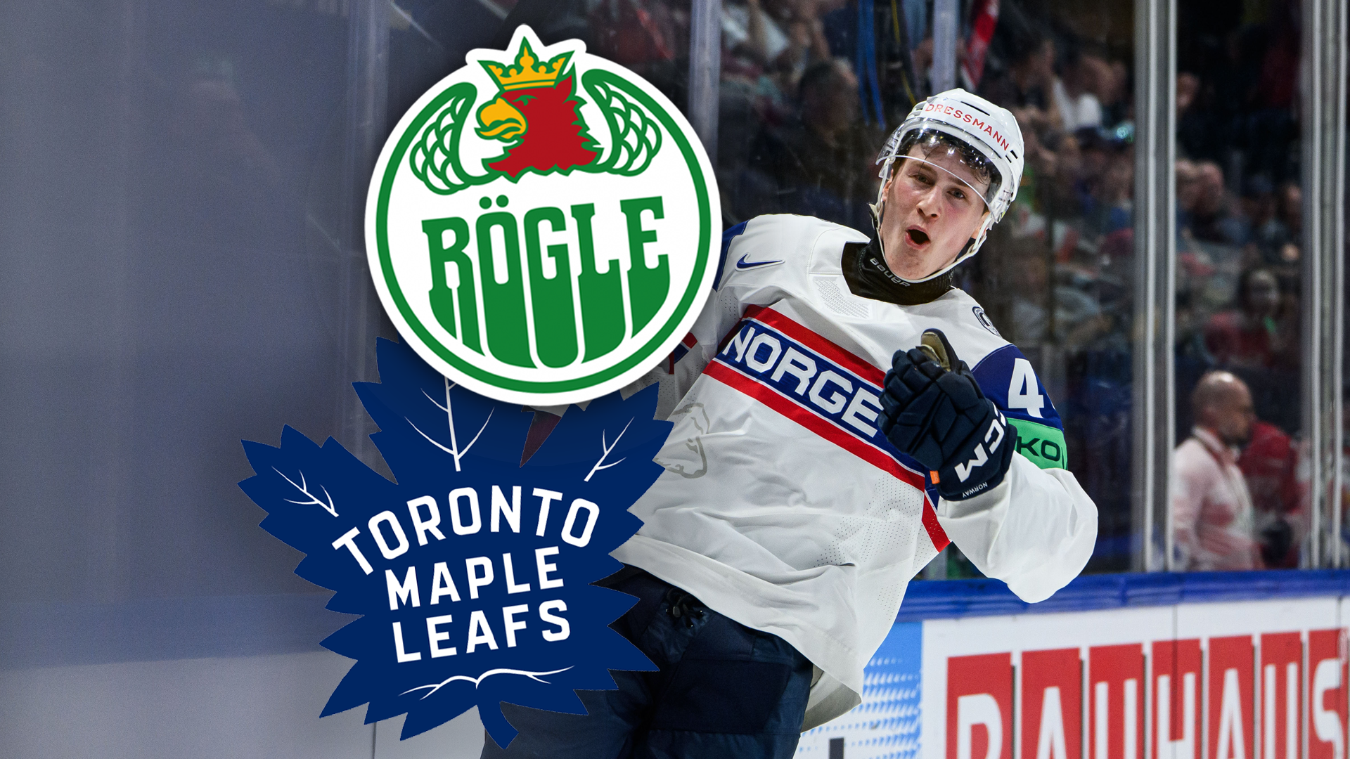 Ishockeyspelare i vit Norgetröja vid sargen under en match. Logotyperna för Rögle och Toronto Maple Leafs är synliga på bilden.