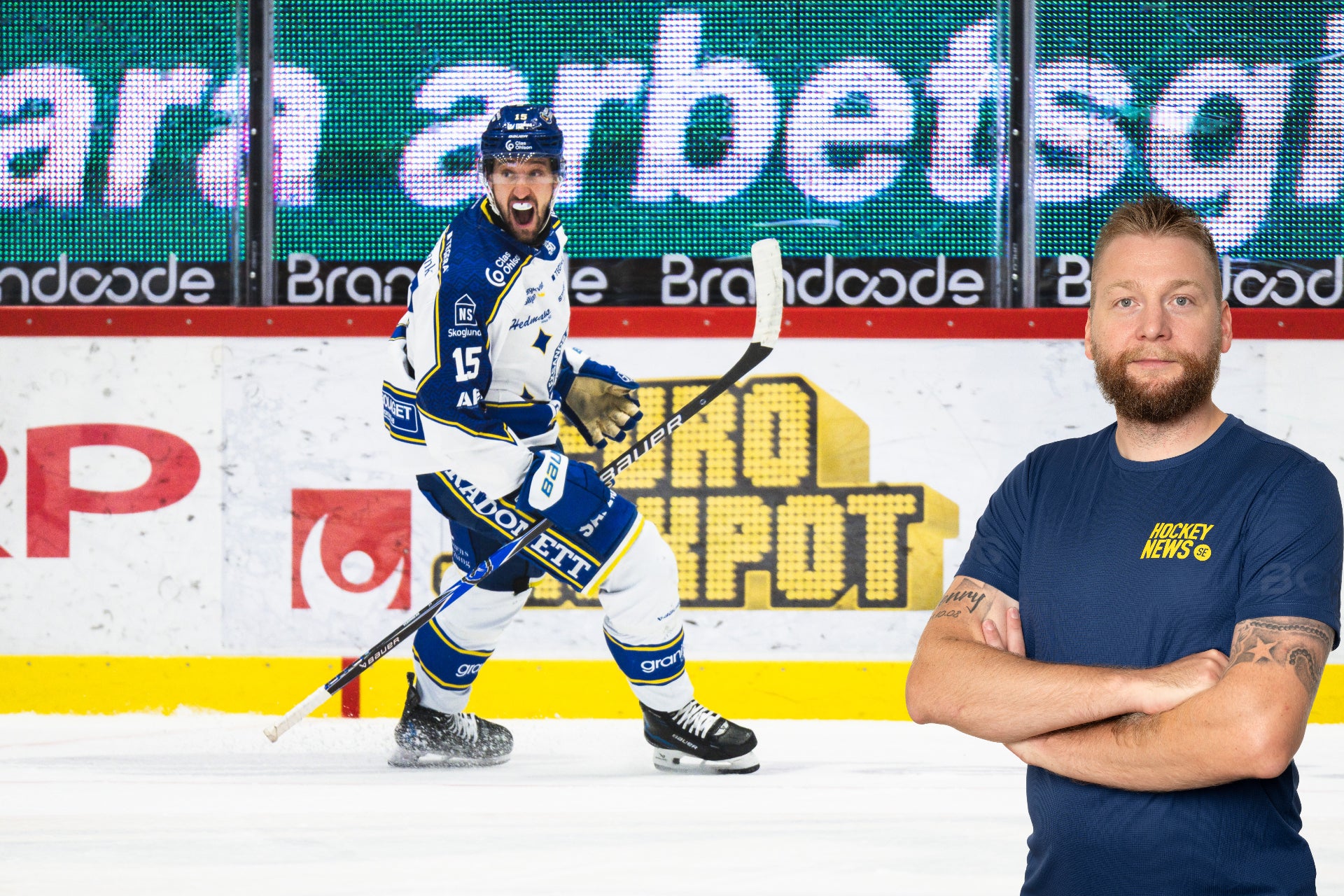 En hockeyspelare i blå och vit tröja på isen vid banden, tillsammans med en man i mörkblå t-shirt som står framför en sponsorvägg.