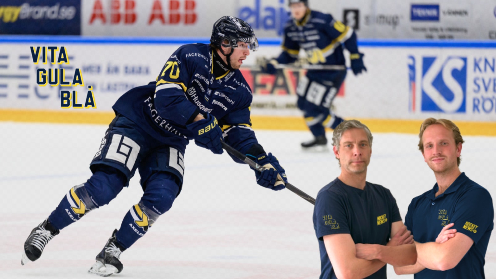 Ishockeyspelare i mörkblå och gul uniform spelar på en ishall. I förgrunden står två män i mörkblå tröjor med lag-logotyp.