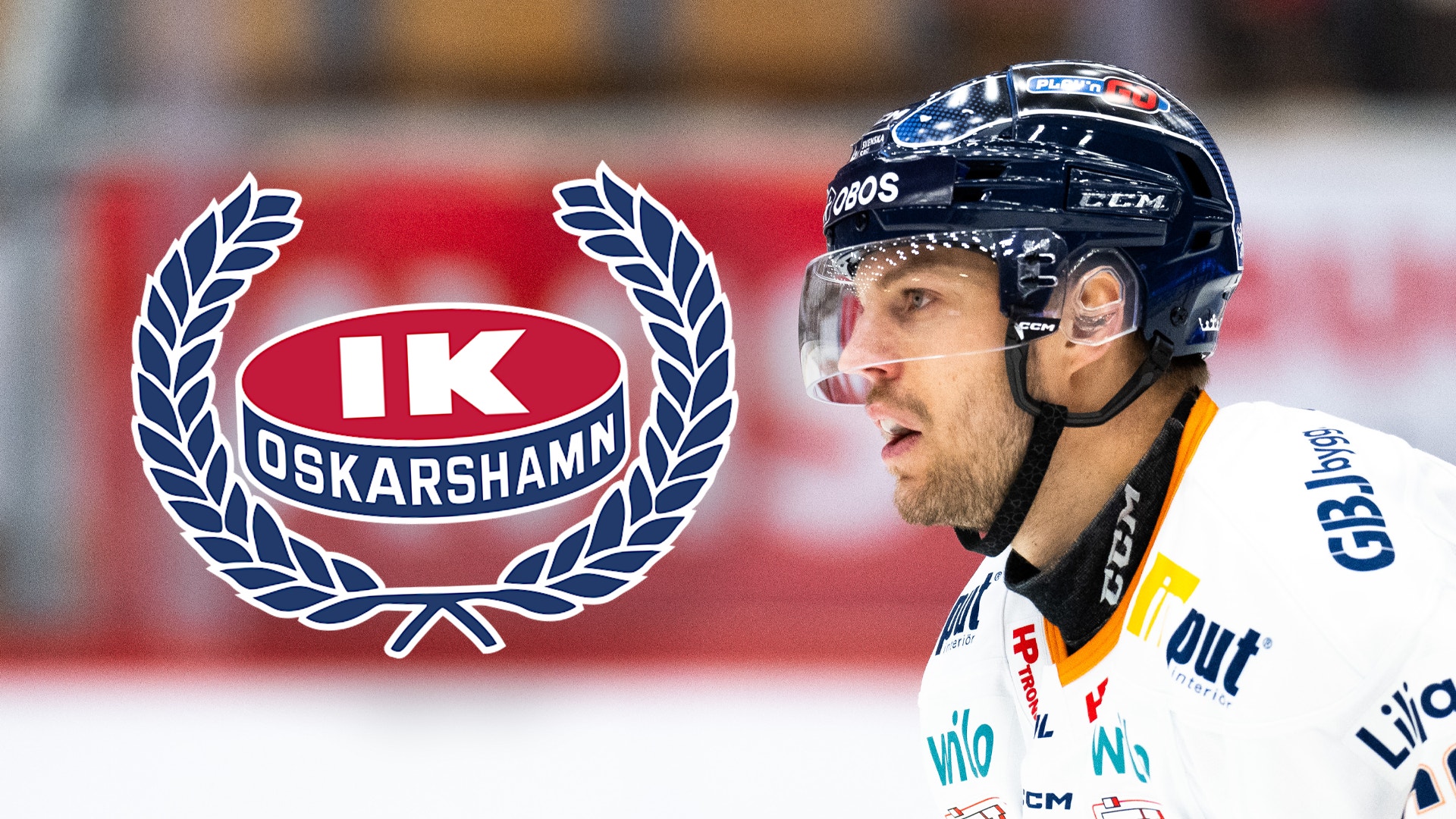 En ishockeyspelare i vit matchtröja och hjälm syns i profil, med IK Oskarshamns logotyp i förgrunden.
