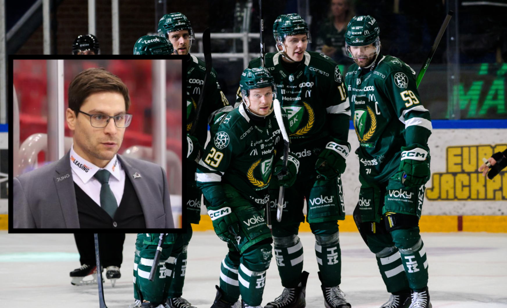 Ishockeyspelare i mörkgröna och svarta uniformer på isen tillsammans med ett inlagt porträtt av en man i kostym och glasögon.