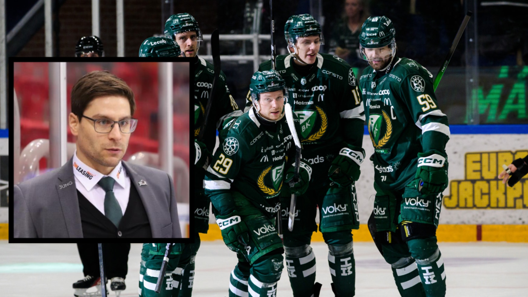 Ishockeyspelare i mörkgröna och svarta uniformer på isen tillsammans med ett inlagt porträtt av en man i kostym och glasögon.