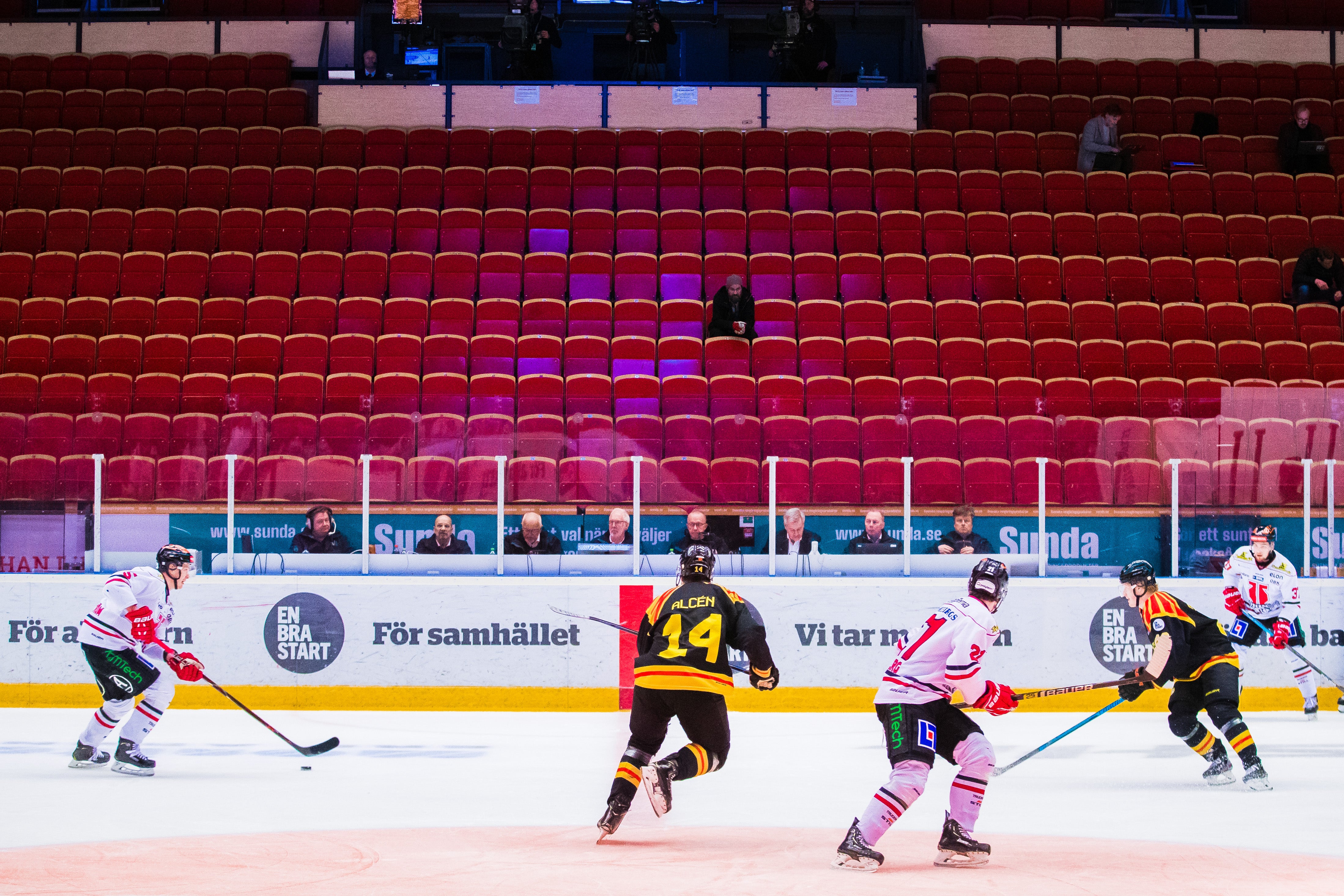 (13240) tomma läktare