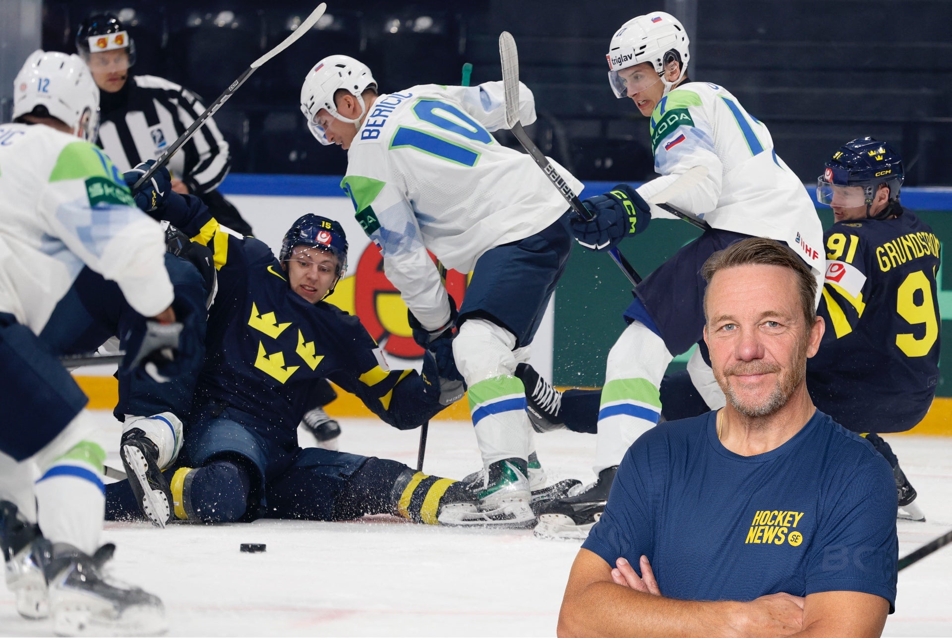 En man i mörkblå Hockey Kings t-shirt poserar framför en ishockeymatch där spelare i vita och mörkblå uniformer kämpar om pucken på isen.