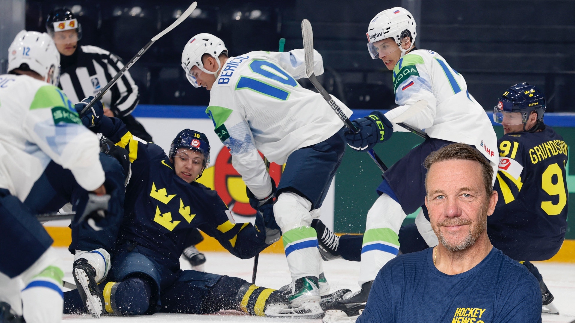 En man i mörkblå Hockey Kings t-shirt poserar framför en ishockeymatch där spelare i vita och mörkblå uniformer kämpar om pucken på isen.