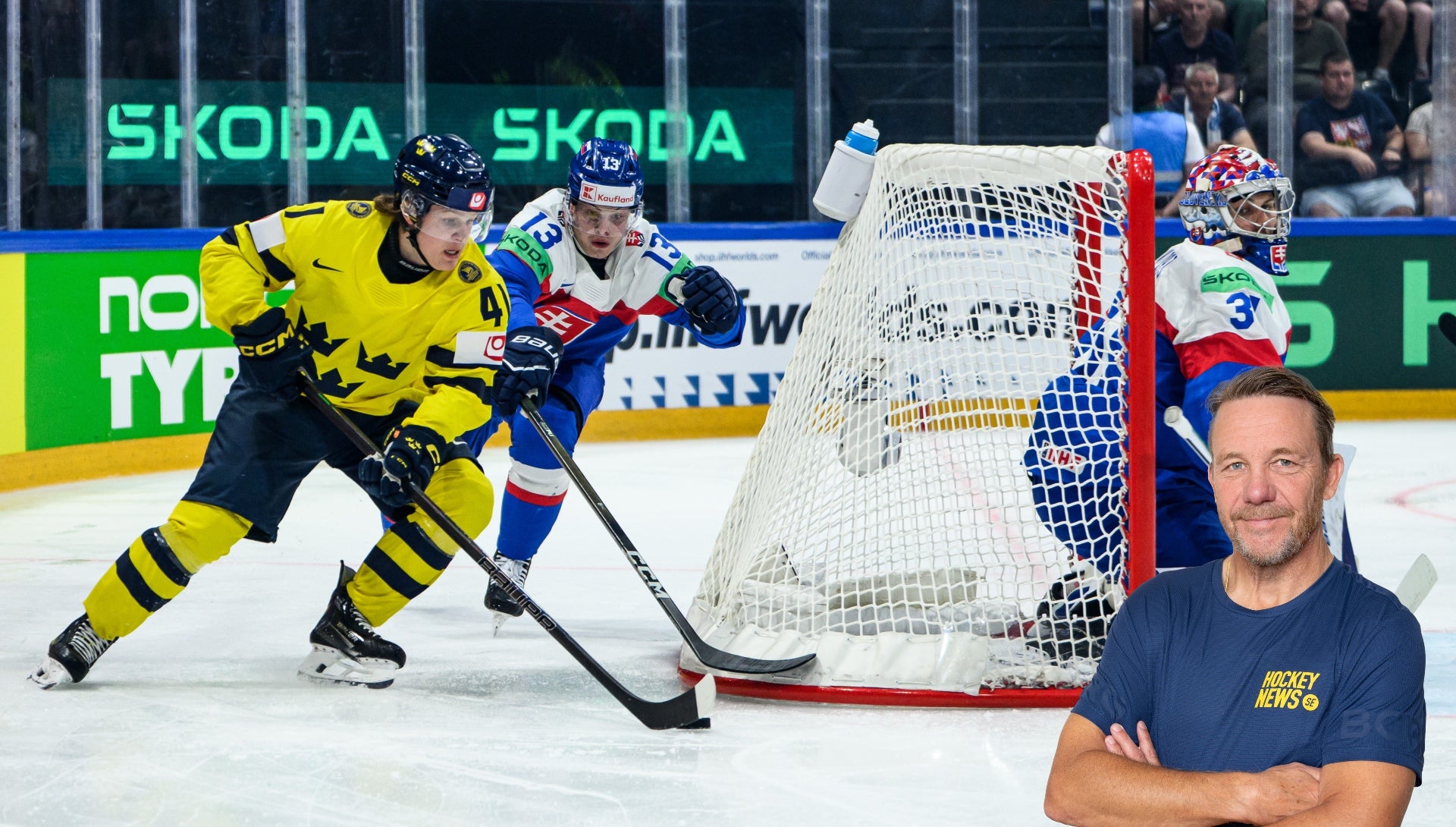 Ishockeyscen där en spelare i gul och svart tröja spelar puck framför målet med en målvakt i röd och blå utrustning. En man i mörkblå tröja visas i förgrunden.