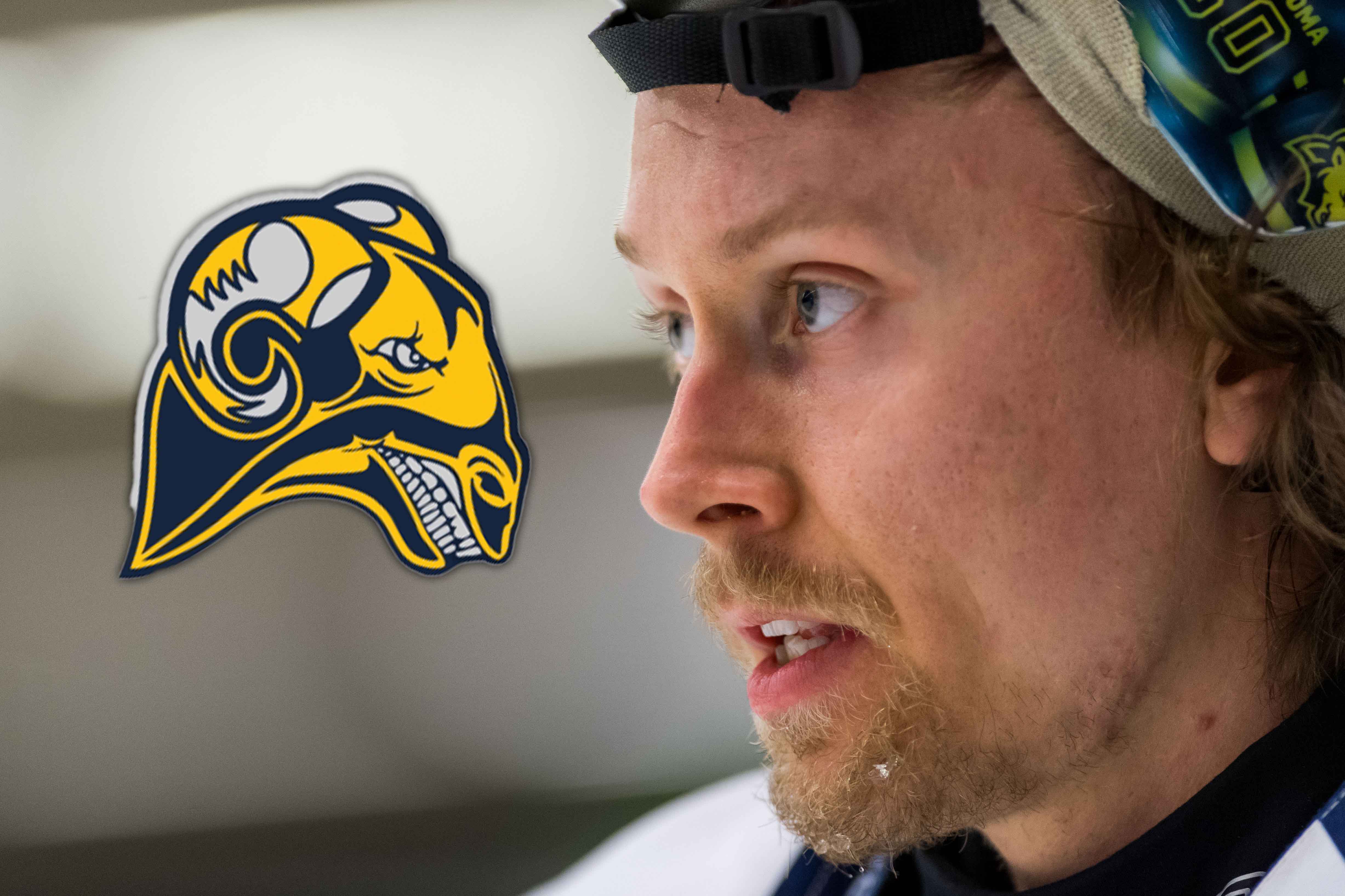 Porträtt av en man i profil som bär en sportmössa. En gul och blå laglogotyp föreställande en hjälm är överlagd på bilden.