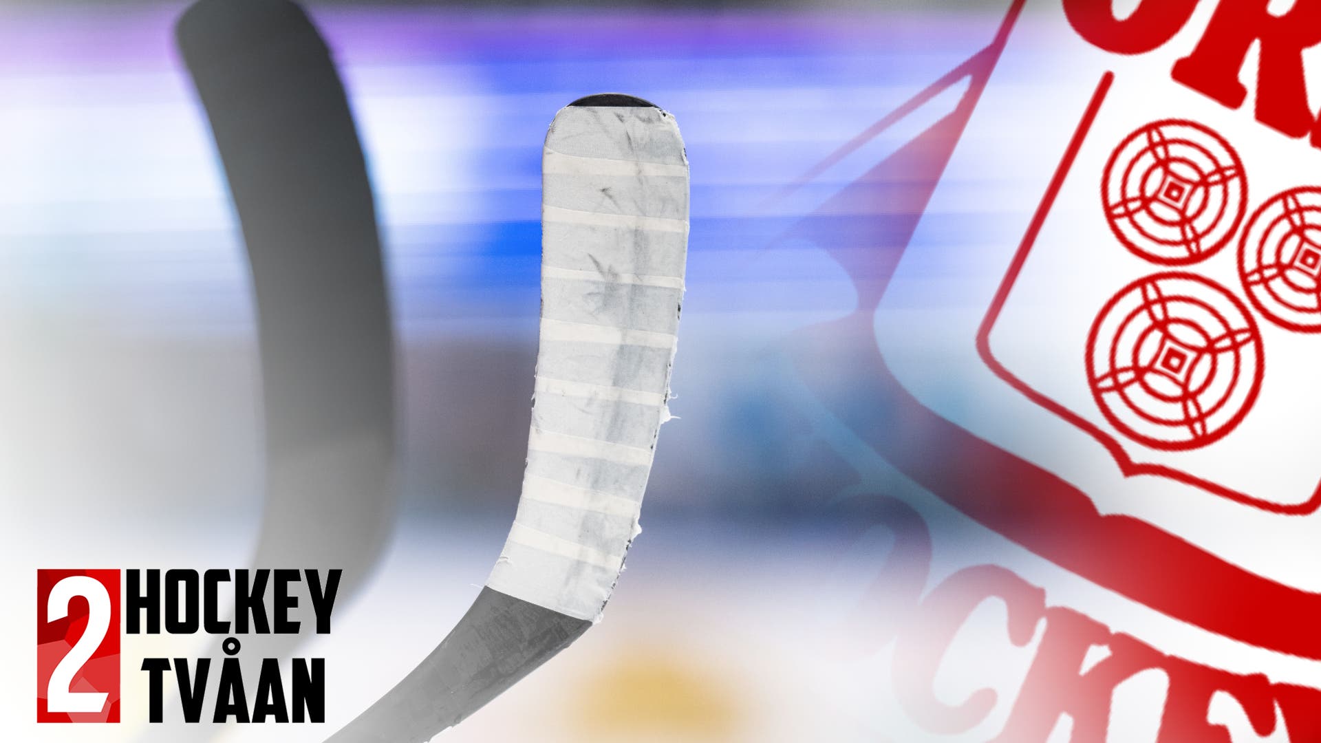 Närbild på en ishockeyklubba med tejpat blad framför en suddig bakgrund och en röd klubblogga. Nere till vänster syns logotypen för Hockeytvåan.