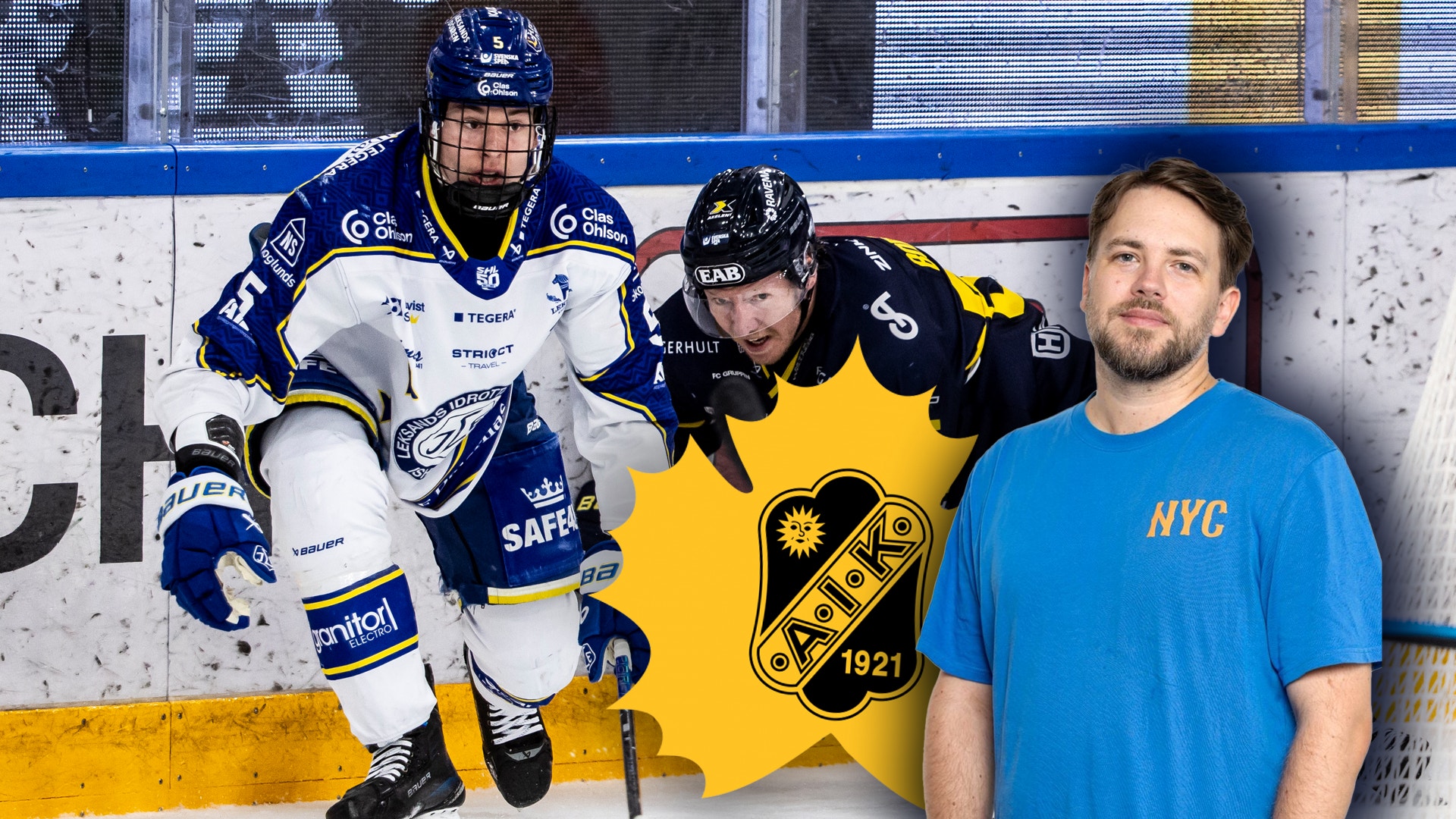En man i blå t-shirt poserar framför två ishockeyspelare vid banden på en ishockeyrink.