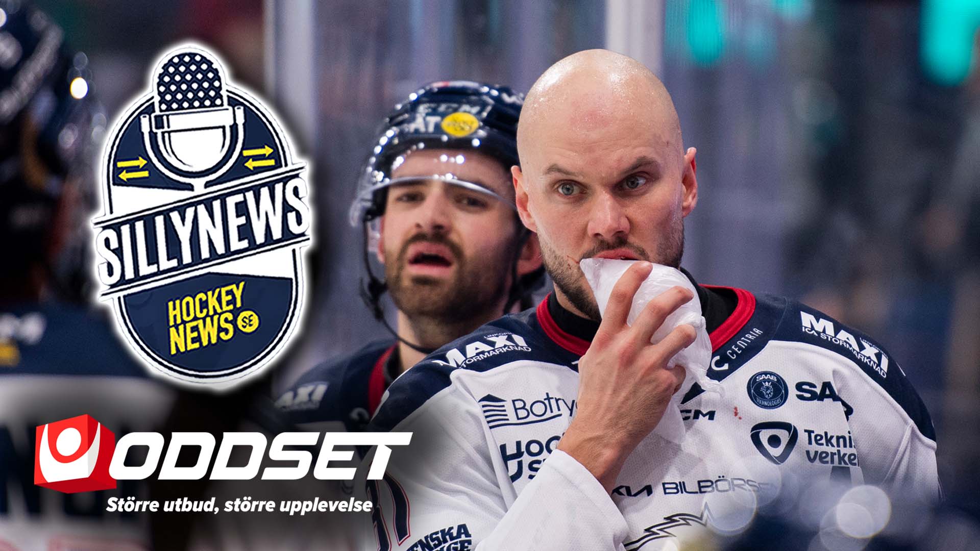 Två hockeyspelare i tävlingskläder med sponsorlogotyper. Bilden innehåller logotyper för Silly News Hockey News och Oddset.