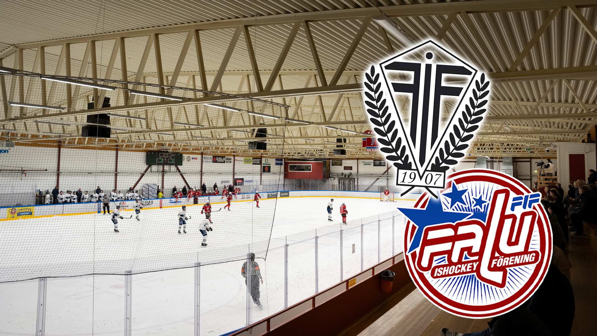 Ishockeymatch i en inomhushall med spelare på isen, publik längs sidorna och logotyper för Frölunda Hockey Club synliga.