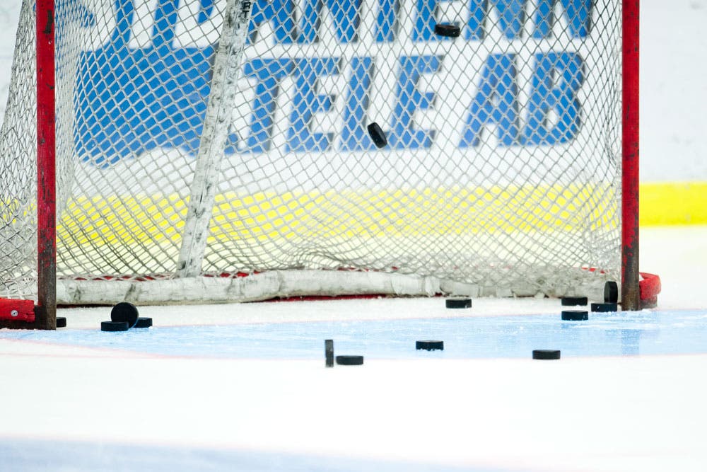 (5018) Genrebild puckar mål