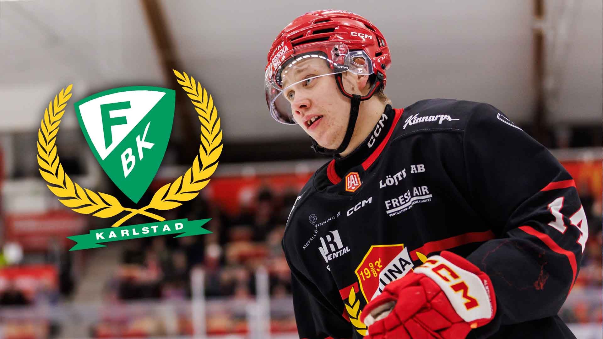 Ishockeyspelare i Färjestads BK:s röd och svart tröja med röd hjälm på isen. Färjestads BK-logotyp med grön sköld och gyllene lagerkrans syns i förgrunden.