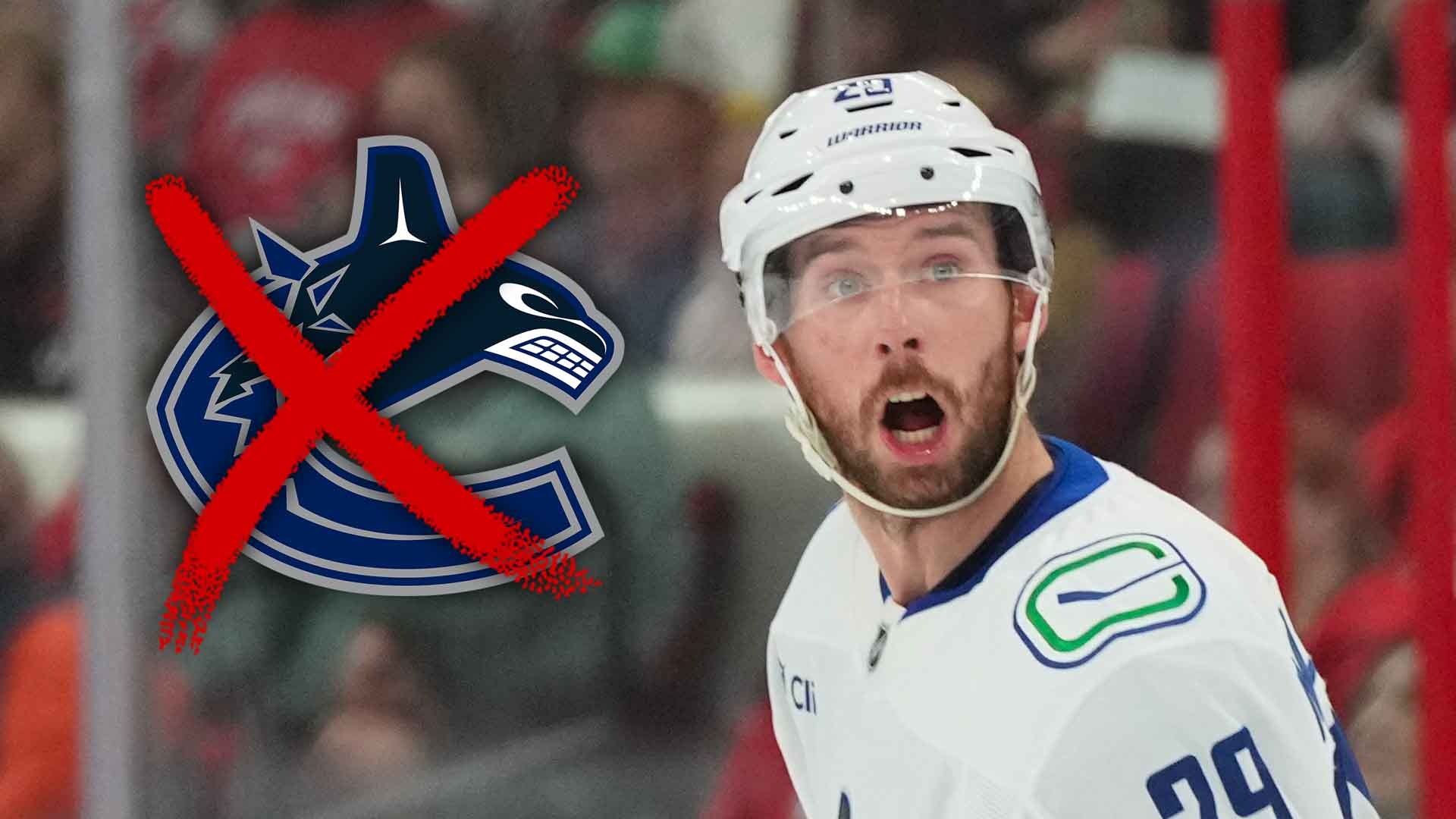 Ishockeyspelare i vit tröja med överstruken lag-logotyp, med ett förvånat eller chockat ansiktsuttryck.
