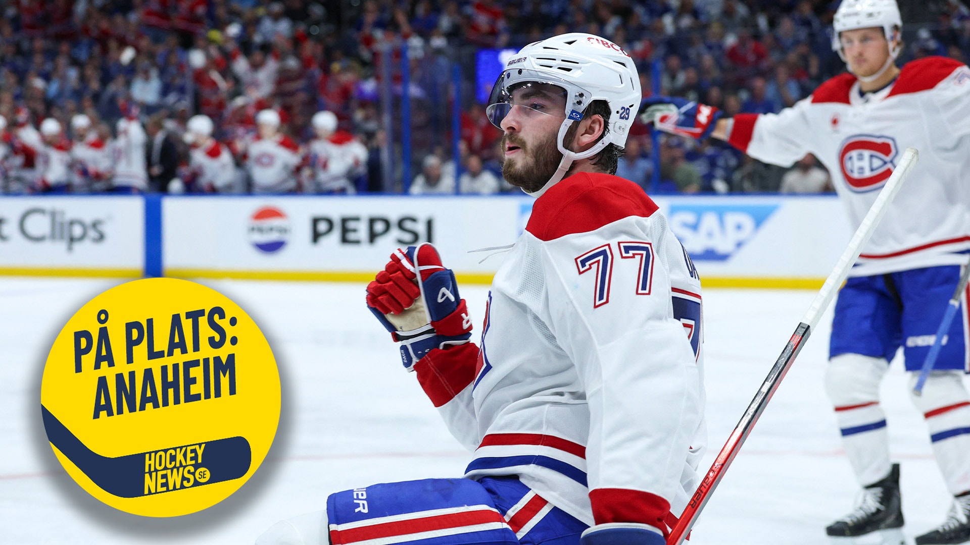 En hockeyspelare i Montreal Canadiens vita tröja nummer 77 under en match. Foto: Bildbyrån