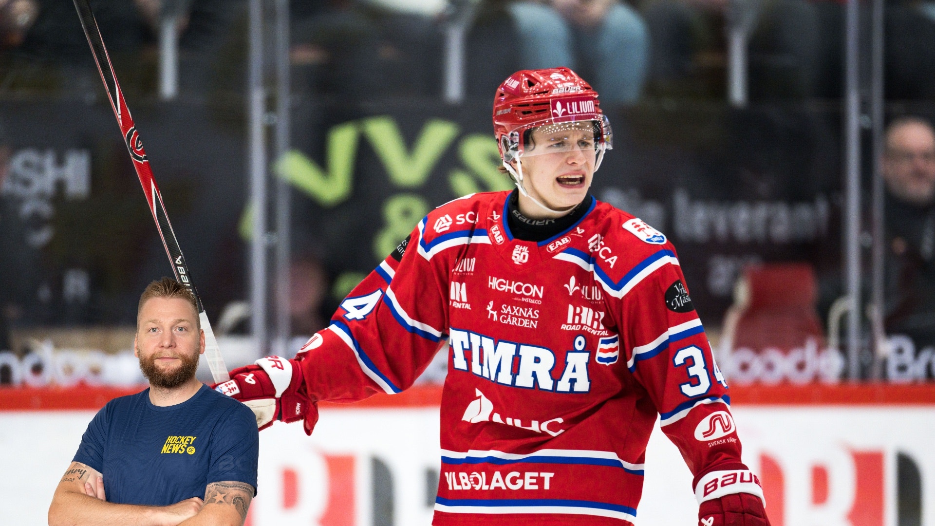 Ishockeyspelare i röd matchdräkt med nummer 3 på isen tillsammans med en man i marinblå t-shirt.