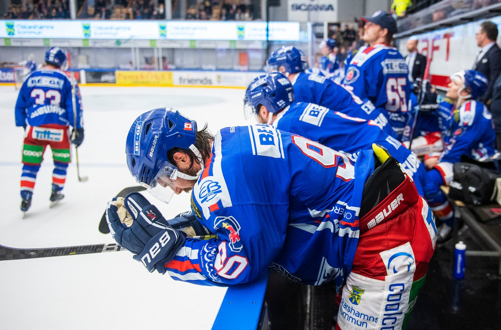 (8752) alex hutchings