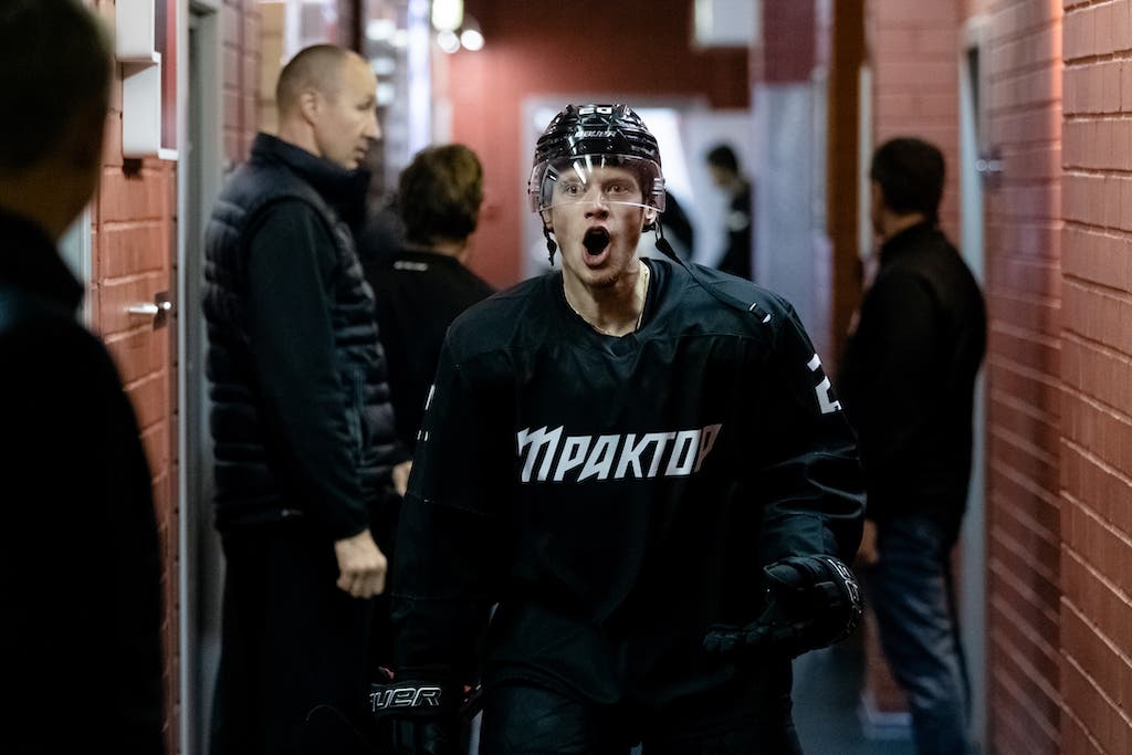 (21168) Lawrence Pilut/Traktor Tjeljabinsk