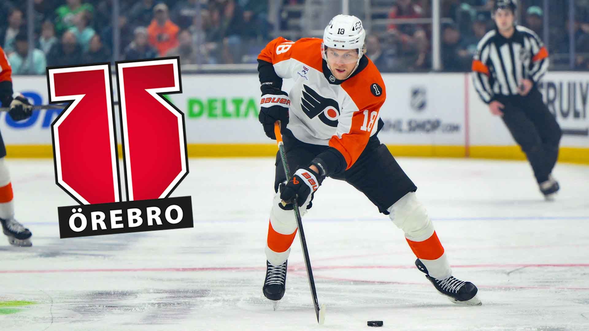 En ishockeyspelare i orange och svart uniform från Örebro spelar på isen med pucken under en match.