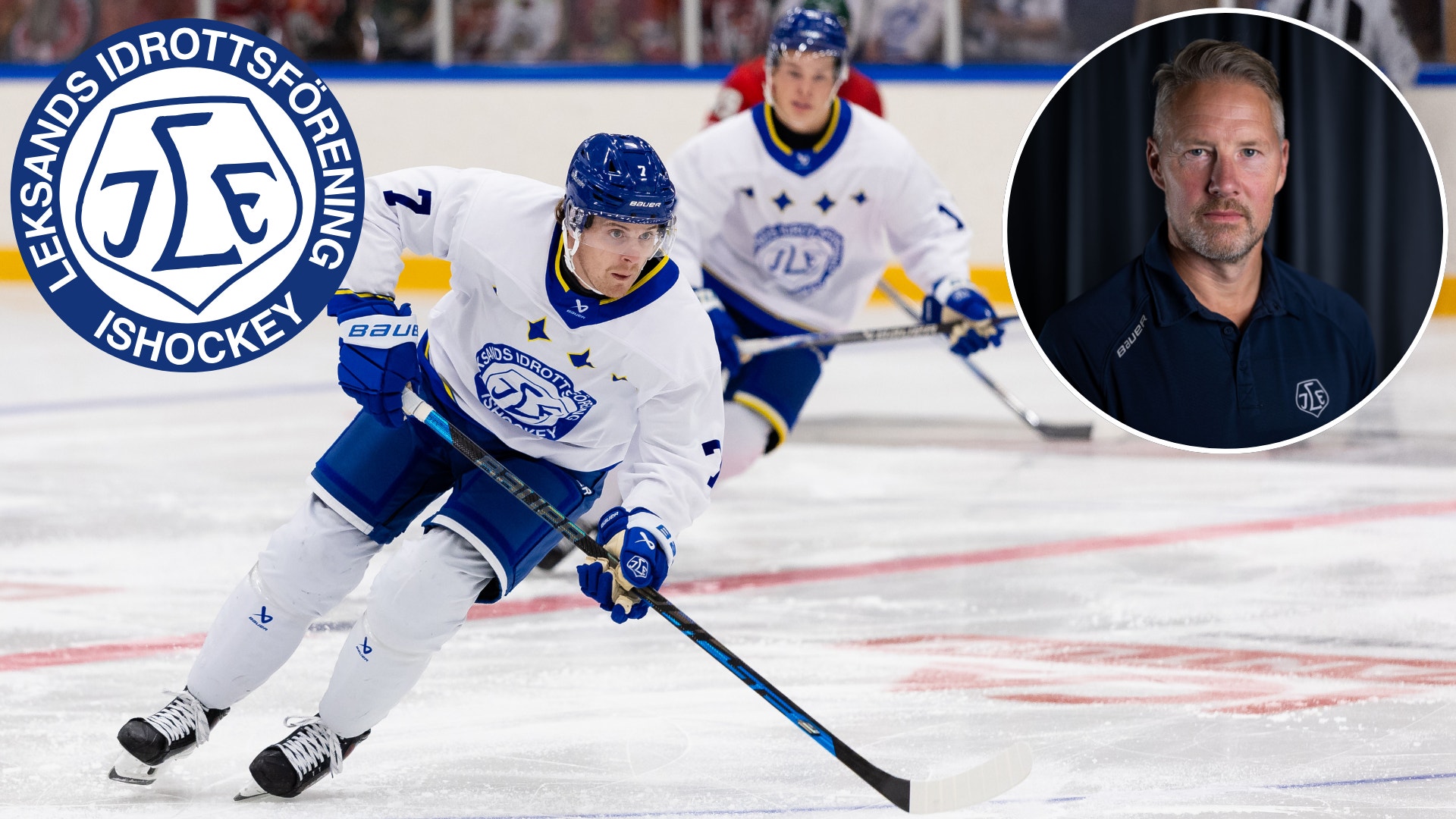 Ishockeyspelare i Leksands IF-tröja åker skridskor med klubban i handen på isen, med en lagkamrat i bakgrunden. I en cirkel infälld syns en man i tränarkläder. Leksands IF:s klubbmärke syns i övre vänstra hörnet.