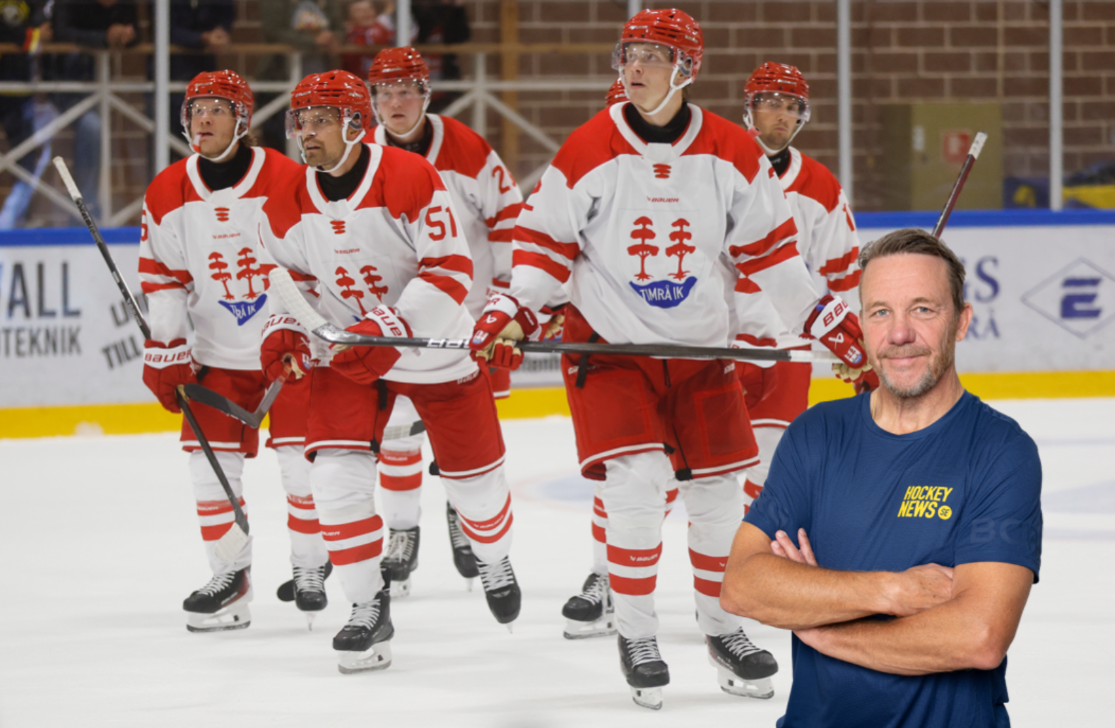 En man i mörkblå tröja står framför ett ishockeylag klädda i röd och vit utrustning på ishockeyrinken.