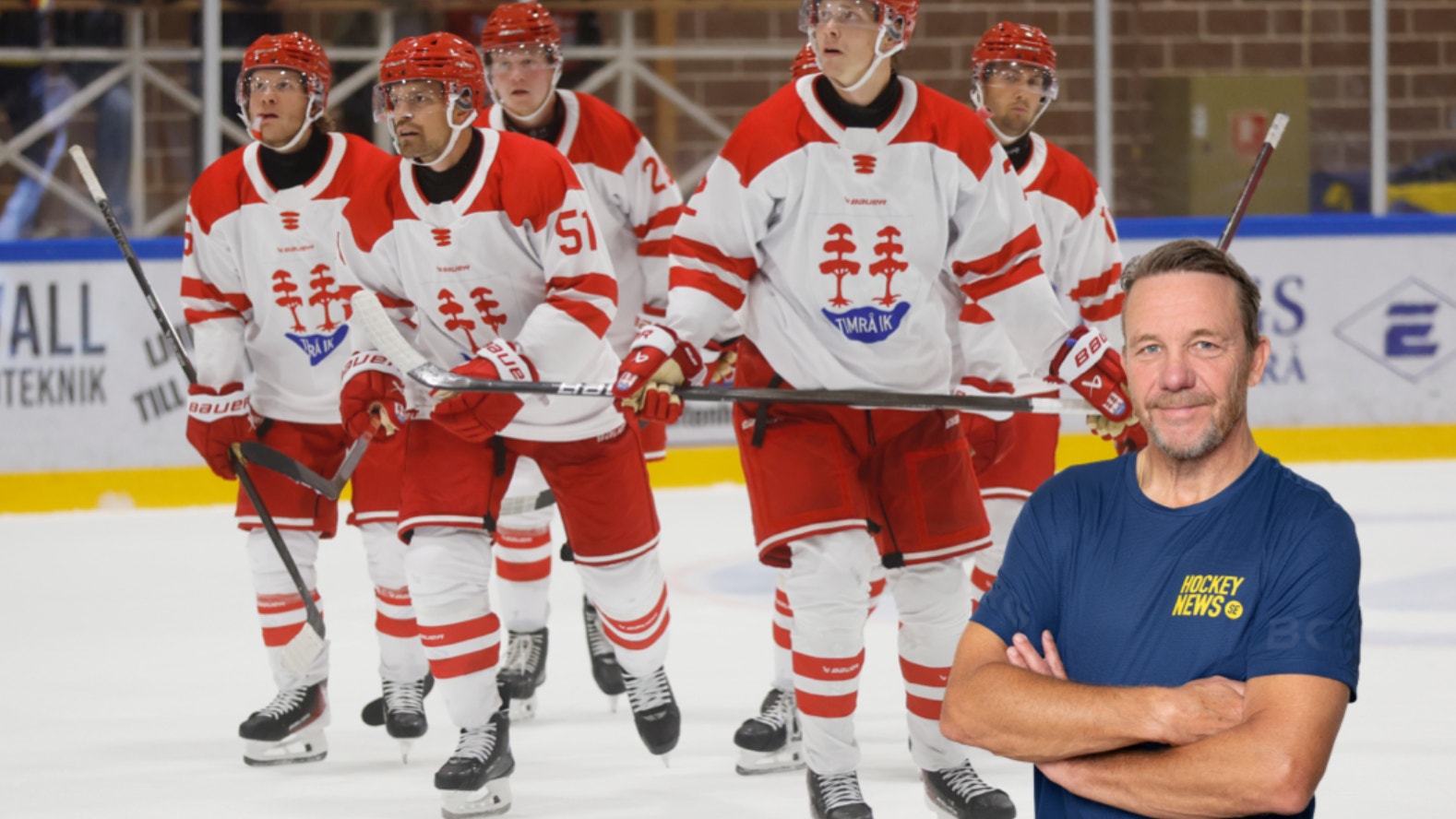 En man i mörkblå tröja står framför ett ishockeylag klädda i röd och vit utrustning på ishockeyrinken.