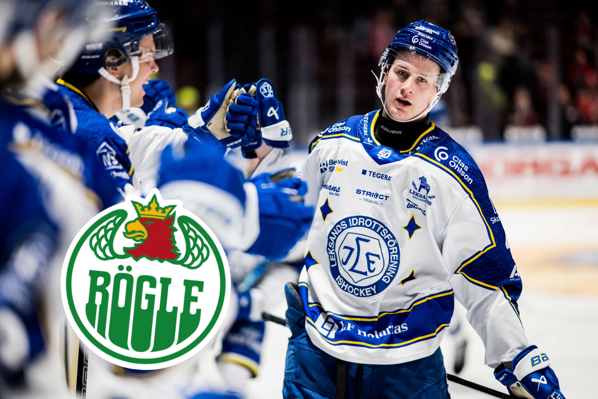 Ishockeyspelare i Rögle BK:s tröja under en match med lagkamrater i bakgrunden.