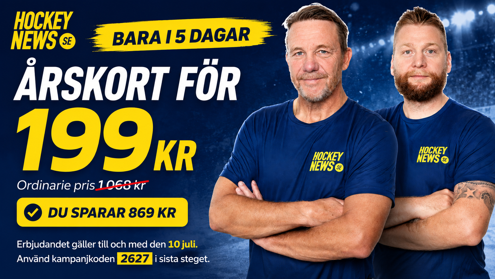 Två män i Hockey News-tröjor står bredvid varandra framför en ishockeyarena. Bilden är en kampanjannons för ett årskort till Hockey News som kostar 199 kronor.