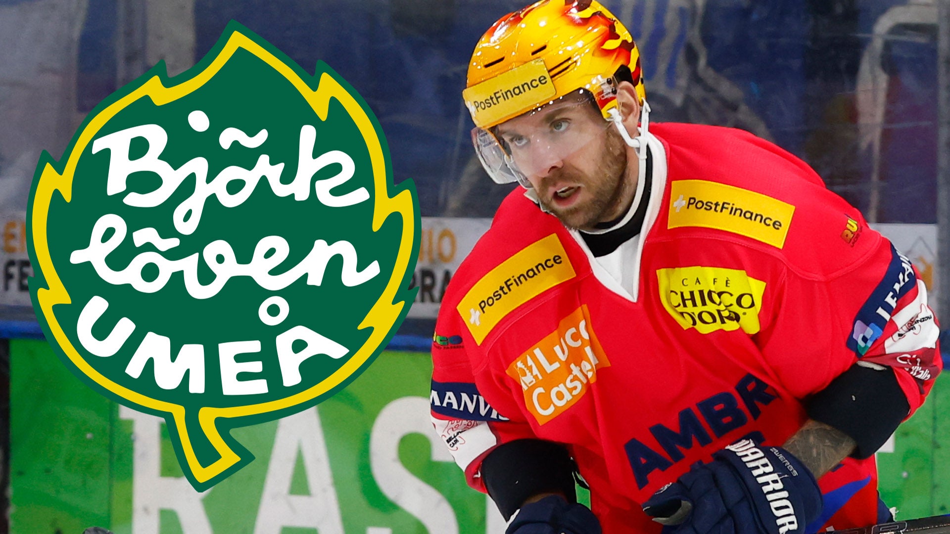 Ishockeyspelare i röd tröja och gul hjälm framför Björklöven Umeås logga.