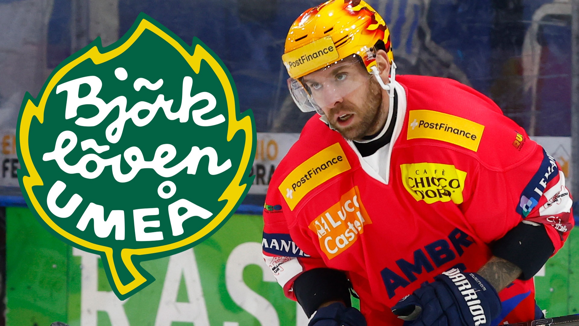 Ishockeyspelare i röd tröja och gul hjälm framför Björklöven Umeås logga.