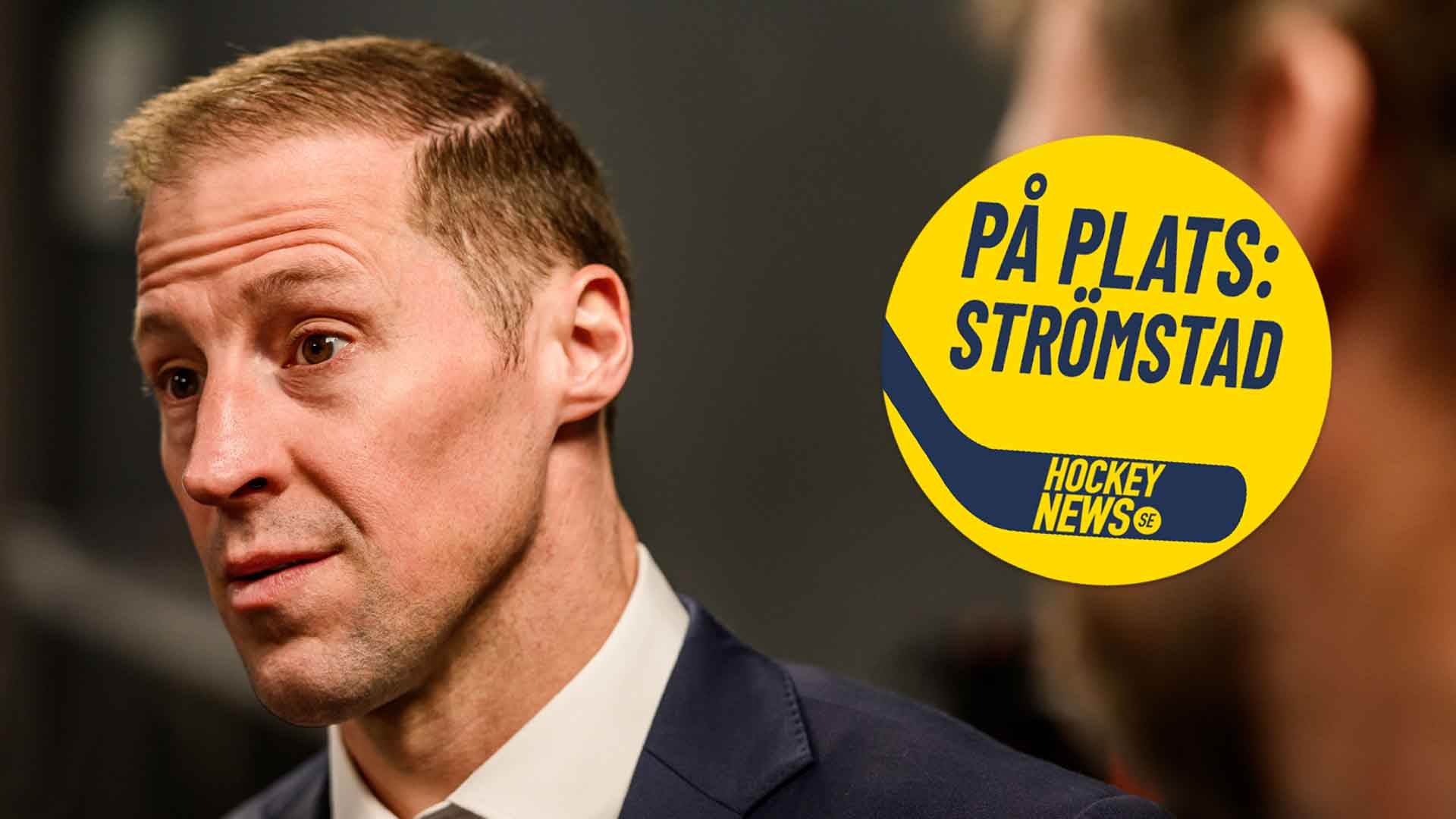 Porträtt av en man i mörk kostym och vit skjorta. En gul etikett i övre högra hörnet visar texten "PÅ PLATS: STRÖMSTAD" med Hockey News-logotypen.