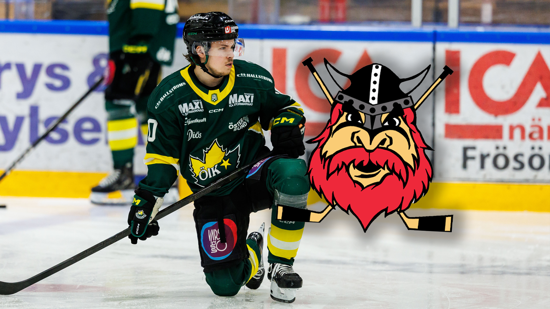 Ishockeyspelare i mörkgrön och gul uniform spelar på en ishockeyrink med en klubblogo i bakgrunden.