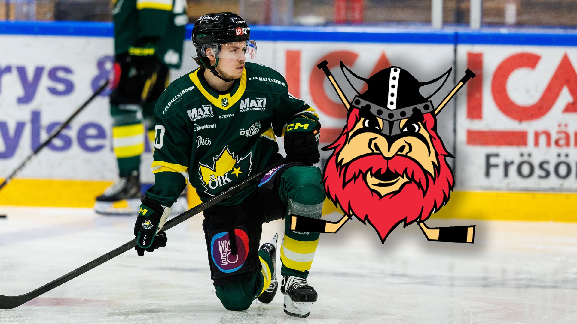 Ishockeyspelare i mörkgrön och gul uniform spelar på en ishockeyrink med en klubblogo i bakgrunden.