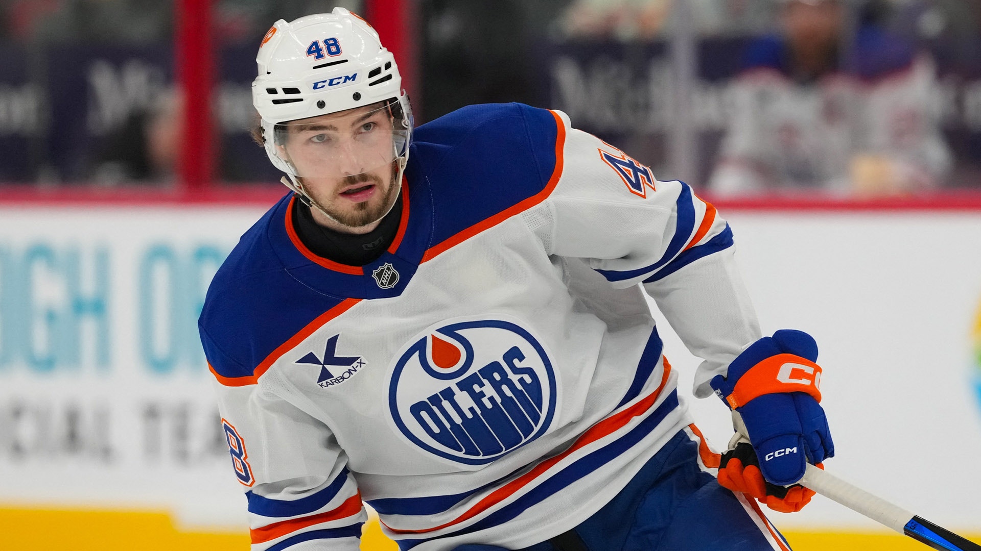 Ishockeyspelare i Edmonton Oilers vit tröja med nummer 49 och vit hjälm under en match.
