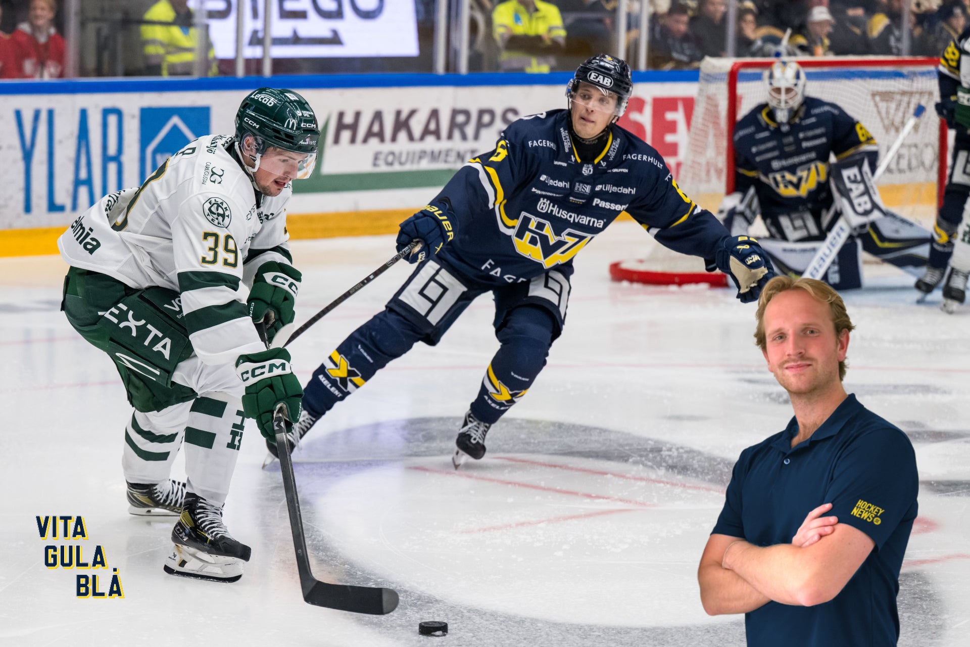 Ishockeymatch med två spelare som kämpar om pucken på isen. En spelare i vit tröja och en i mörkblå tröja med gula detaljer. En man i mörkblå skjorta står framför matchen.