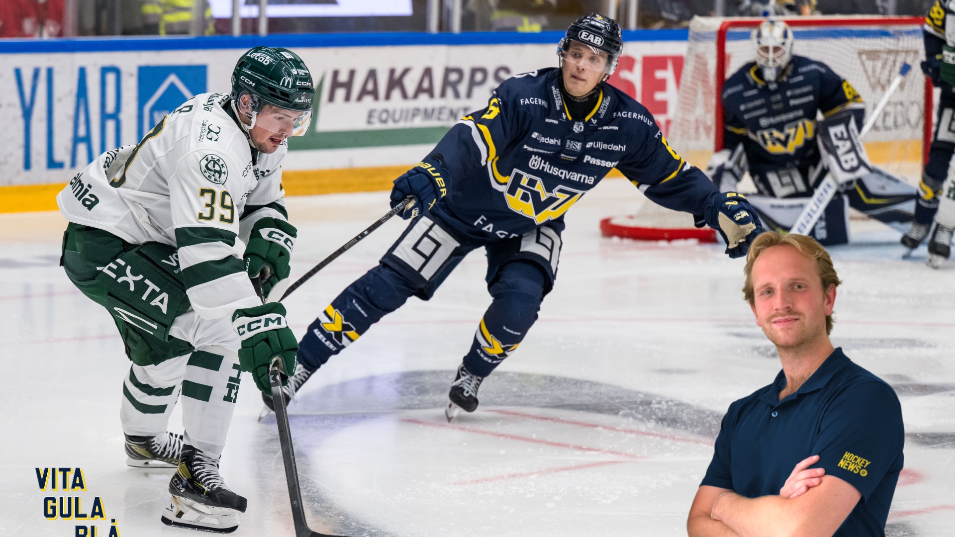 Ishockeymatch med två spelare som kämpar om pucken på isen. En spelare i vit tröja och en i mörkblå tröja med gula detaljer. En man i mörkblå skjorta står framför matchen.