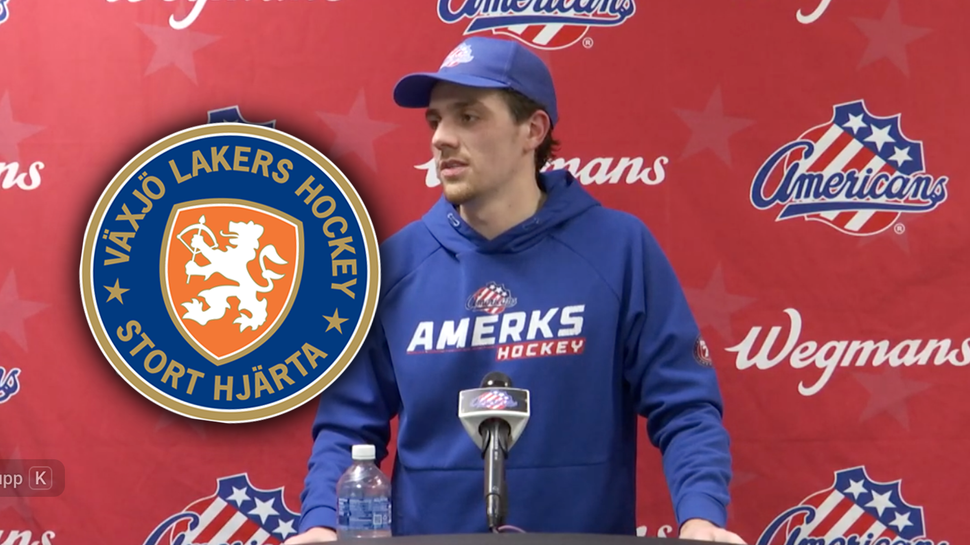 Ishockeyspelare i blå Amerks-hoodie sitter vid en presskonferens framför en röd bakgrund med laglogotyper. Ishockeyspelare i svart och röd tröja från Välo Lakers Hockey i aktion på isen under en match.
