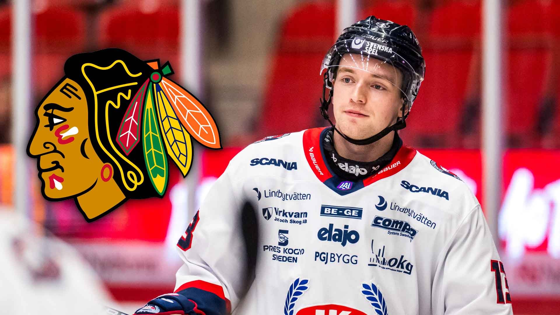 Ishockeyspelare i vit tröja med sponsorlogotyper sitter på bänken under en match. Spelaren bär hjälm och Chicago Blackhawks-logotypen syns i bakgrunden.