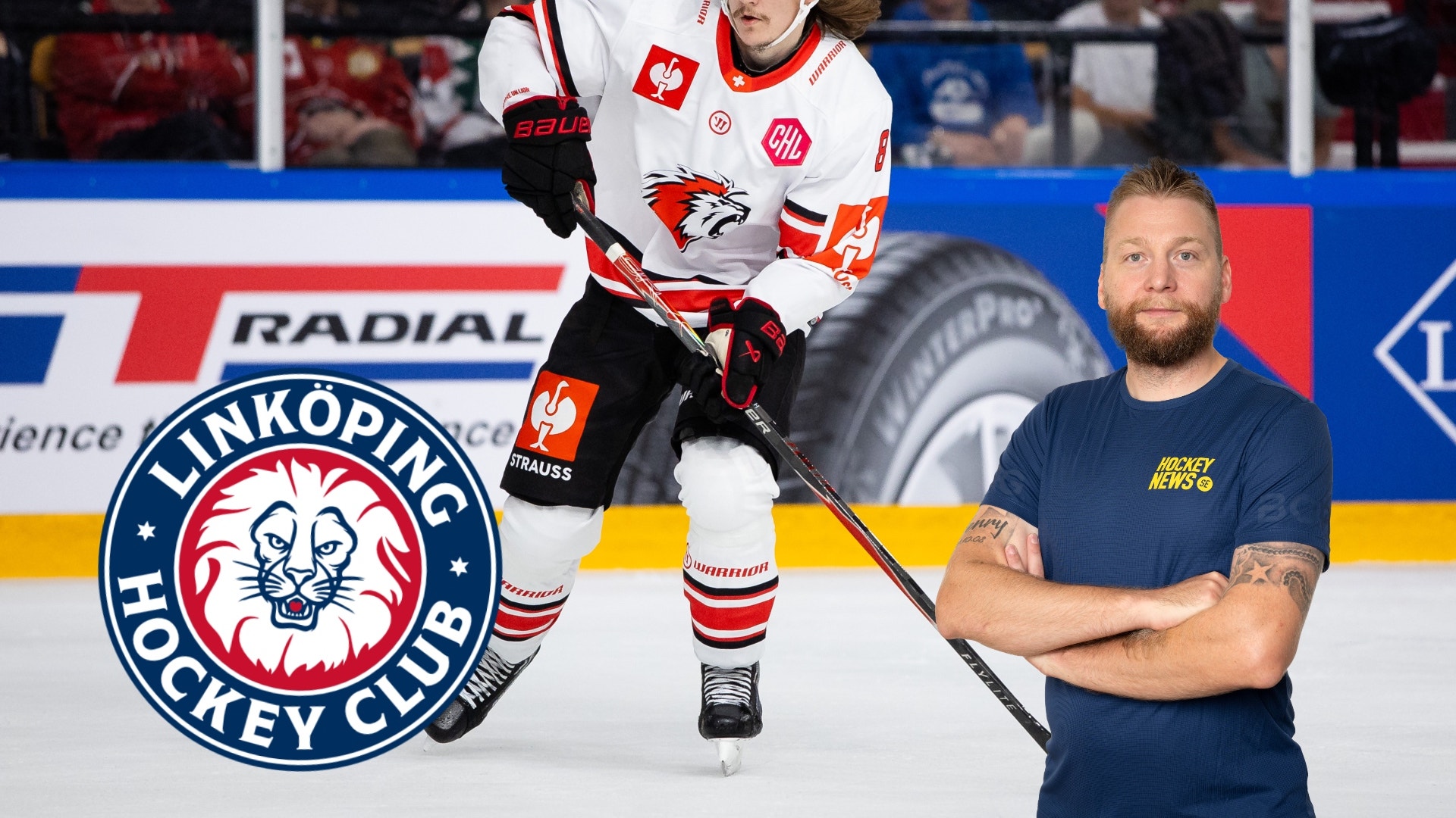 En ishockeyspelare i vit matchtröja åker skridskor på isen, med Linköping Hockey Club-loggan i bild och en man med korslagda armar i bakgrunden.