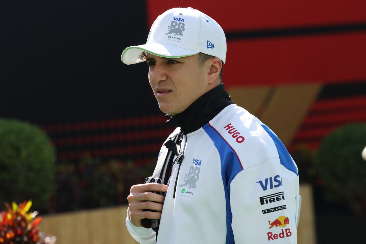 Red Bull-chefen hyllar succérookien