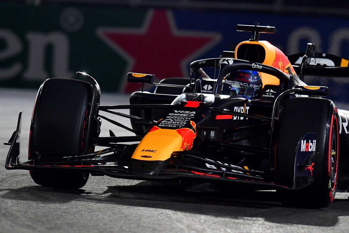 Red Bull F1-bil i vild färd på parkeringen