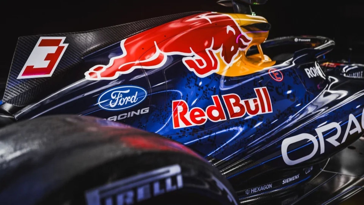 Närbild på Red Bulls nya F1-livery där den blanka färgsättningen och de vita kantlinjerna syns tydligt.