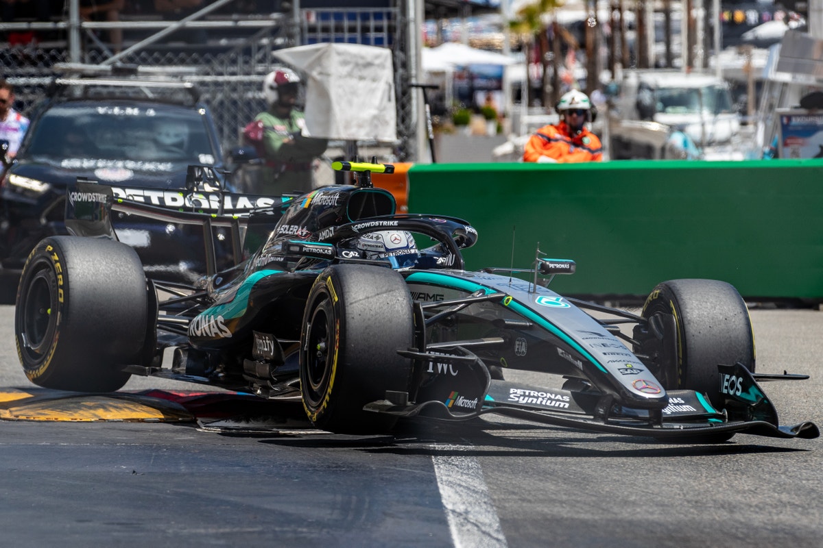 Formel 1-förare Kimi Antonelli sitter i sin racingbil under ett Formel 1-race.