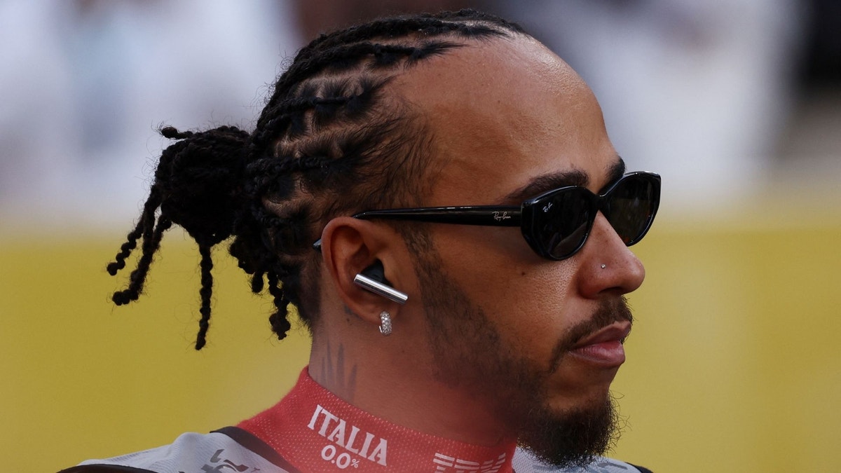 Lewis Hamilton i Ferrari-ställ med flätor och solglasögon inför Abu Dhabis Grand Prix 2025.