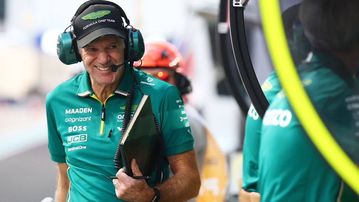 Adrian Newey i Aston Martins garage.