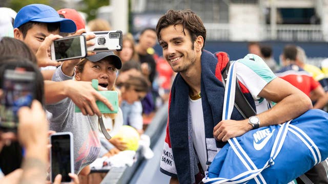 musetti-poses-with-fans-