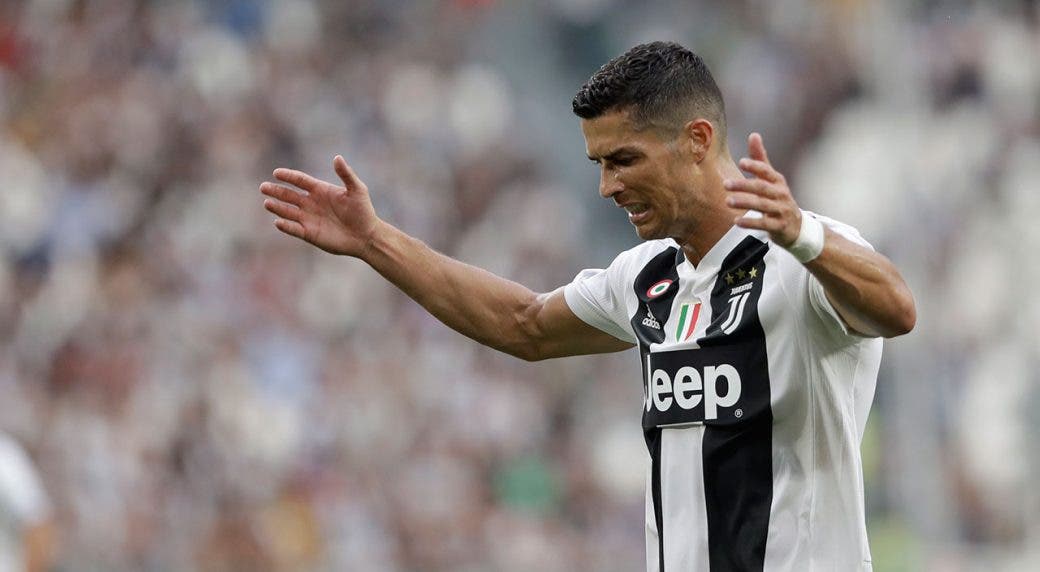 cristiano_ronaldo_reacts_after_missing_a_chance-1040×572