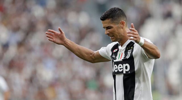 cristiano_ronaldo_reacts_after_missing_a_chance-1040×572