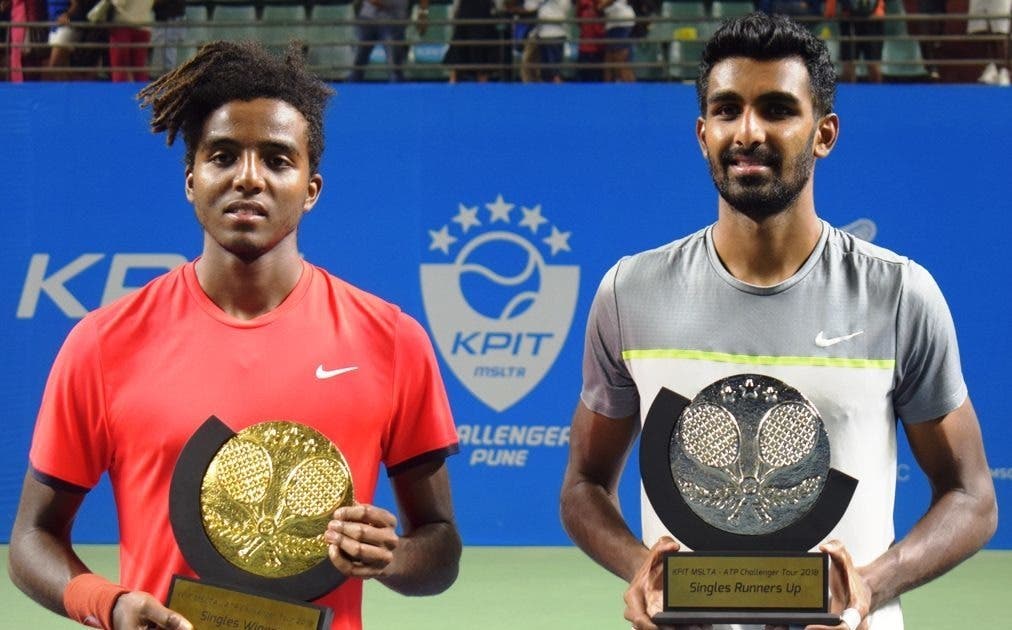 Singles-Winner-Elias-Ymer-and-Runner-up-Prajnesh-Gunneswaran-with-the-trophy.-e1543081824310