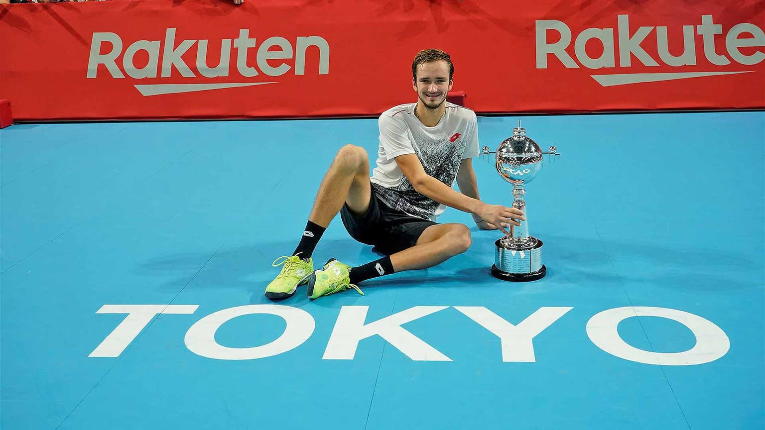 medvedev-tokyo-2018-trophy